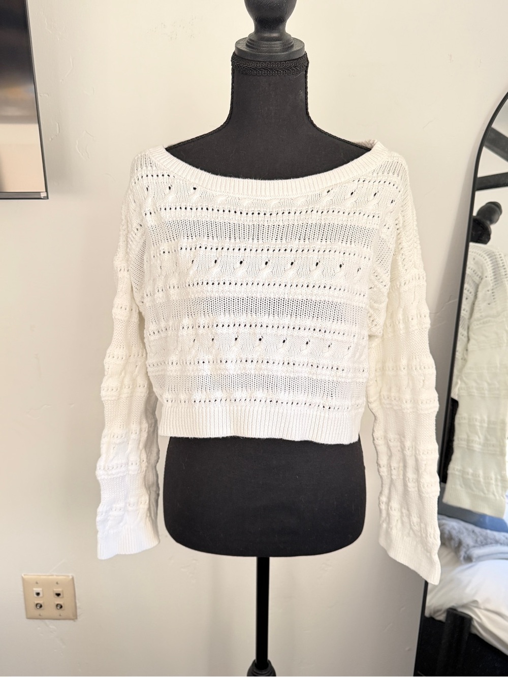 Hollister Women's White Cropped Knit Sweater